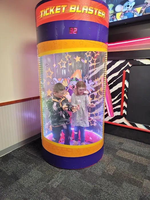 Chuck E. Cheese Picture 10