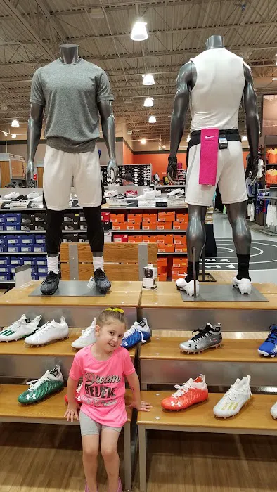 DICK'S Sporting Goods Picture 7