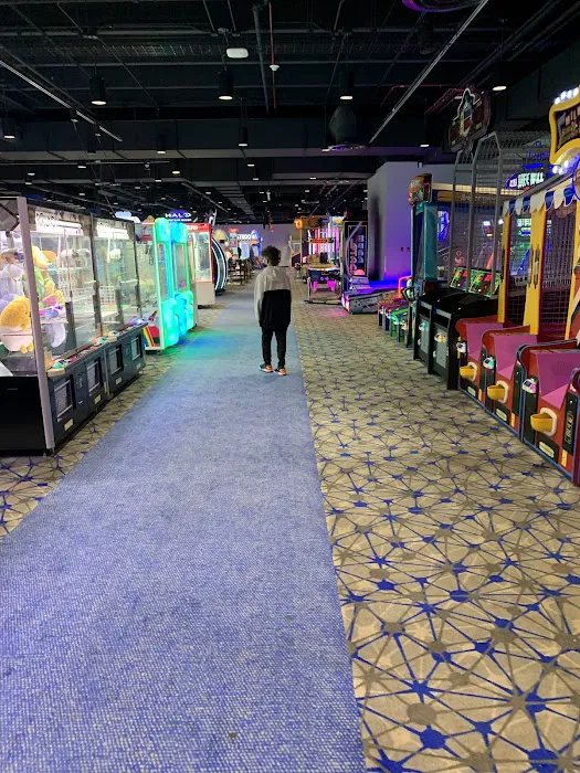 Round1 Bowling & Arcade North Riverside Park Mall Picture 4