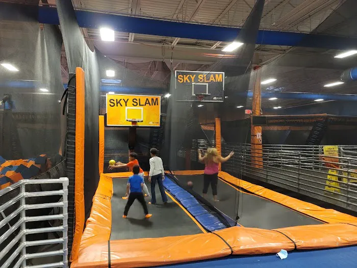 Sky Zone Highland Heights Picture 4