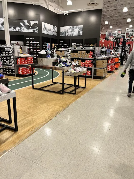 DICK'S Sporting Goods Picture 2