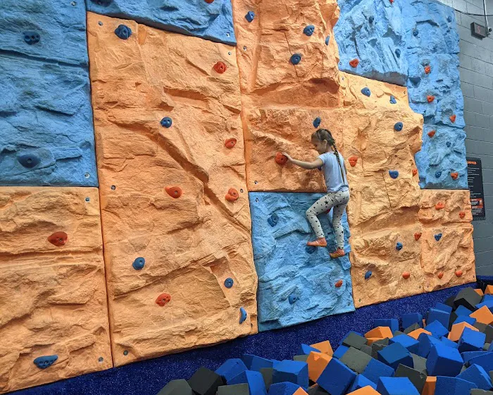 Sky Zone Greenfield Picture 9