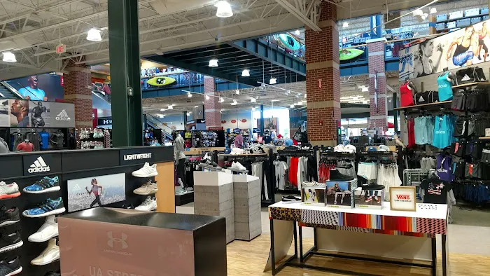 DICK'S Sporting Goods Picture 1