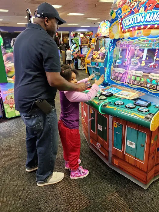 Chuck E. Cheese Picture 6