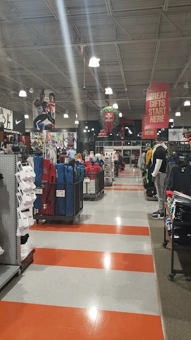 DICK'S Sporting Goods Picture 1