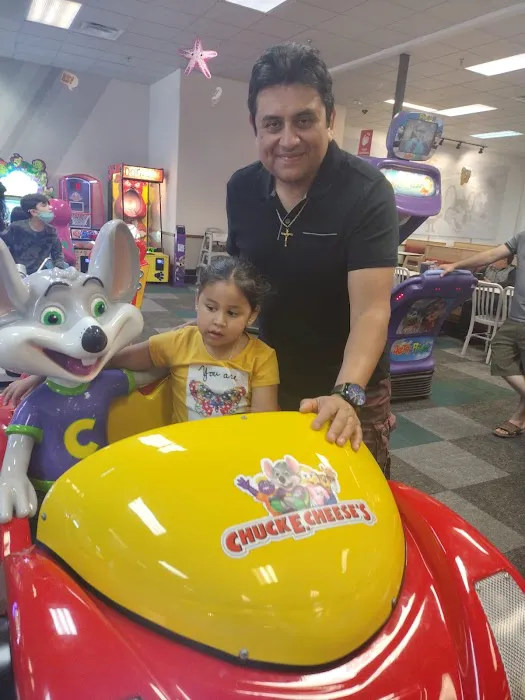 Chuck E. Cheese Picture 3