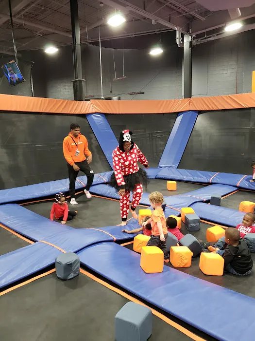 Pauley's Pizza / Sky Zone Bowie Picture 7