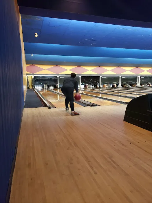 Palace Bowling & Entertainment Center Picture 3
