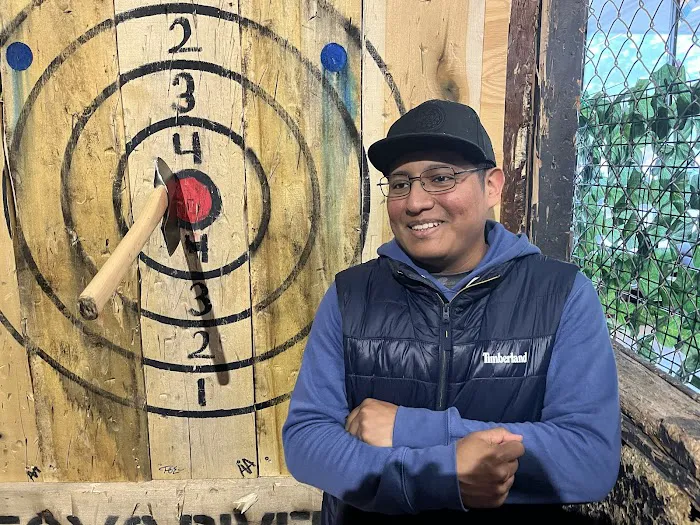 Bury the Hatchet Toms River - Axe Throwing Picture 2