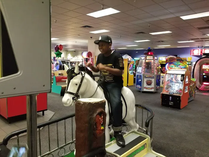Chuck E. Cheese Picture 9