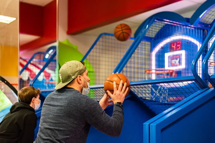 Laser Bounce - Family Fun Center Picture 4