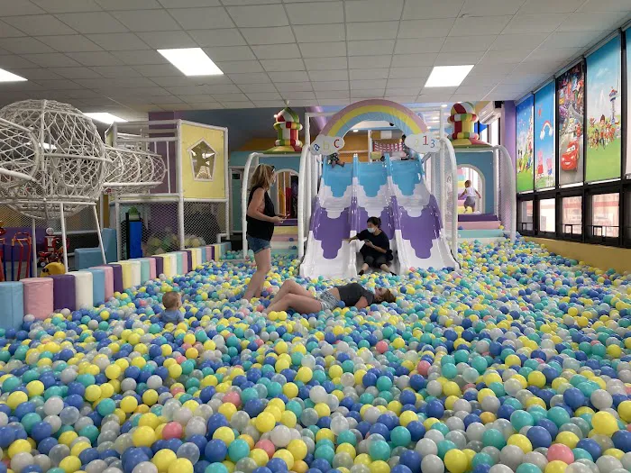Rainbow Castle Indoor Playground Picture 1