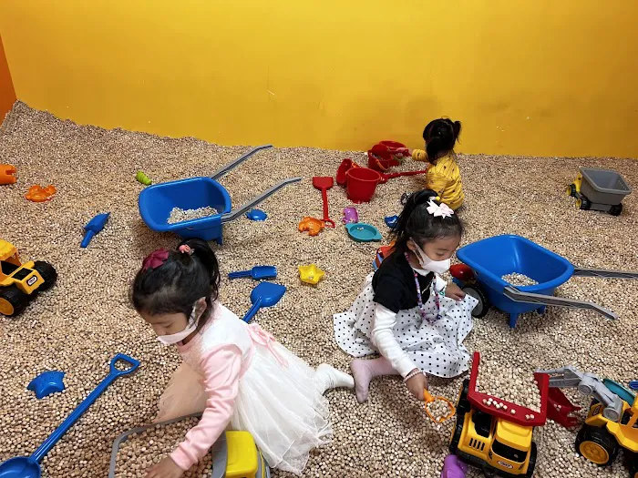 Rainbow Castle Indoor Playground Picture 7