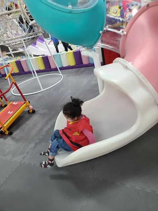 Rainbow Castle Indoor Playground Picture 6
