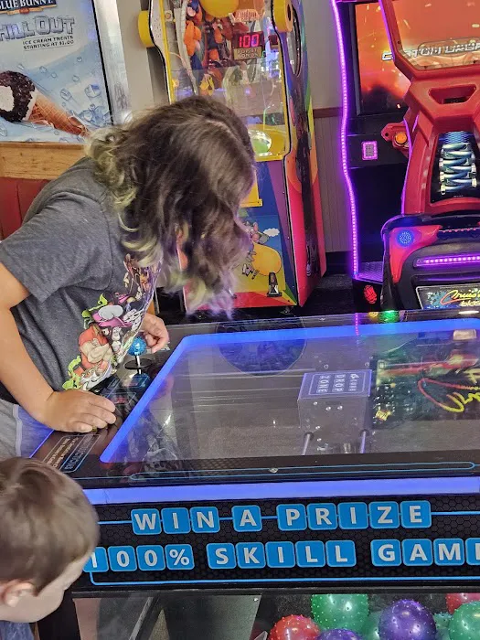 Chuck E. Cheese Picture 3