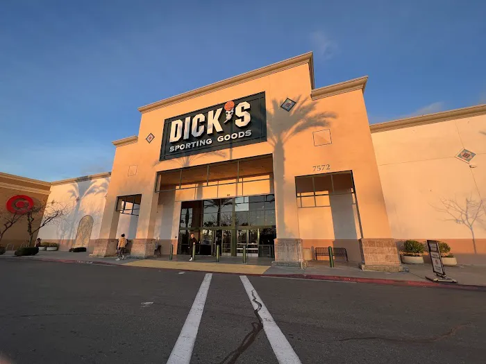 DICK'S Sporting Goods Picture 2