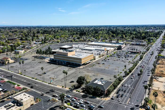Country Club Plaza Picture 8