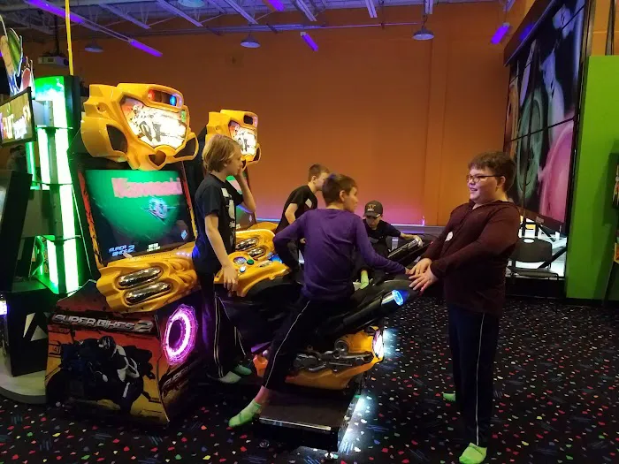 AirMaxx Trampoline Park & Fun Center Picture 1