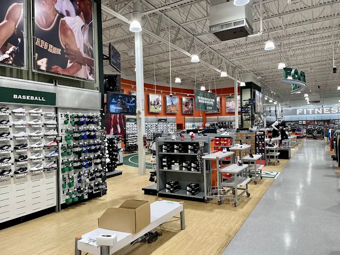 DICK'S Sporting Goods Picture 4